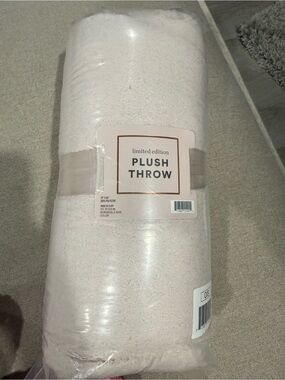 Ulta Beauty Plush Throw - Light Beige/Cream